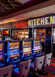 idn poker88 Hot Pot dealer chat interface with language support